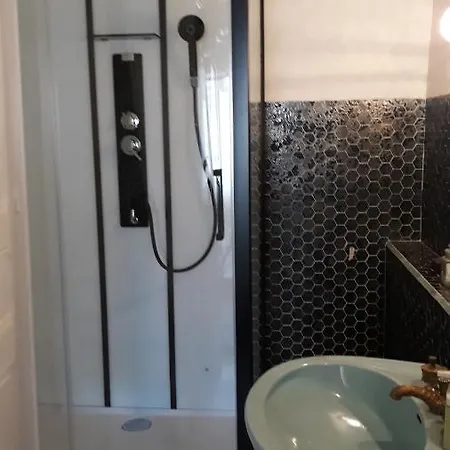 Quarto em Acomodações Particulares Chez Virginie Lourdes